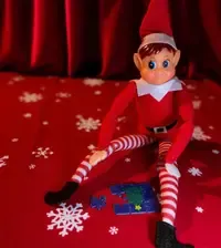 Rampejenta legger puslespill