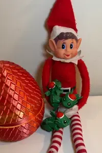 Tre søte drageunger kommer ut av et drage-egg